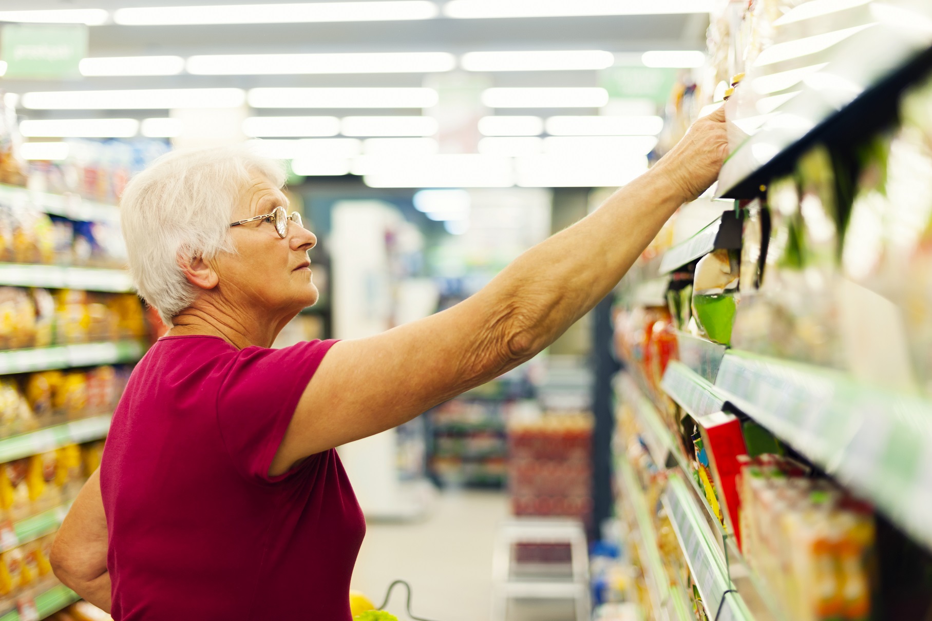 mulher idosa no supermercado2